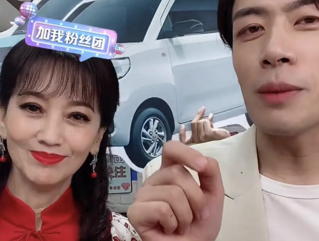  趙雅芝應直播主邀請上賣貨直播，66歲依然打扮得十分年輕。（微博圖片）