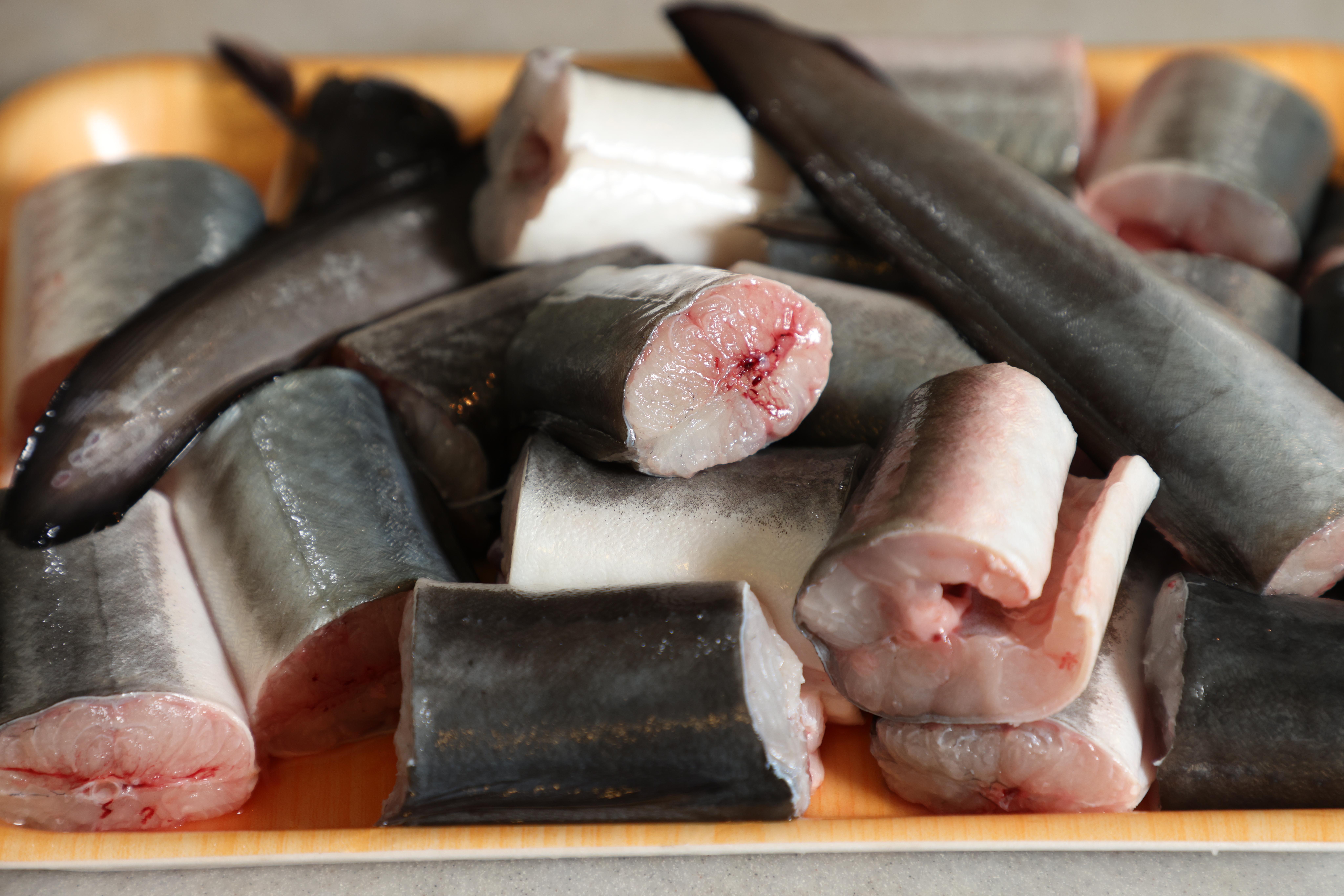鰻魚剪成段備用。