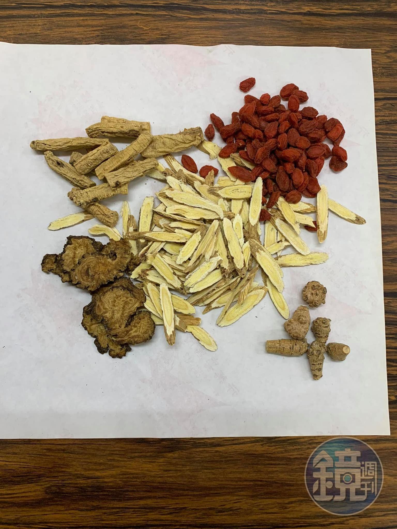 今天用的藥材，是2隻鰻魚的量。