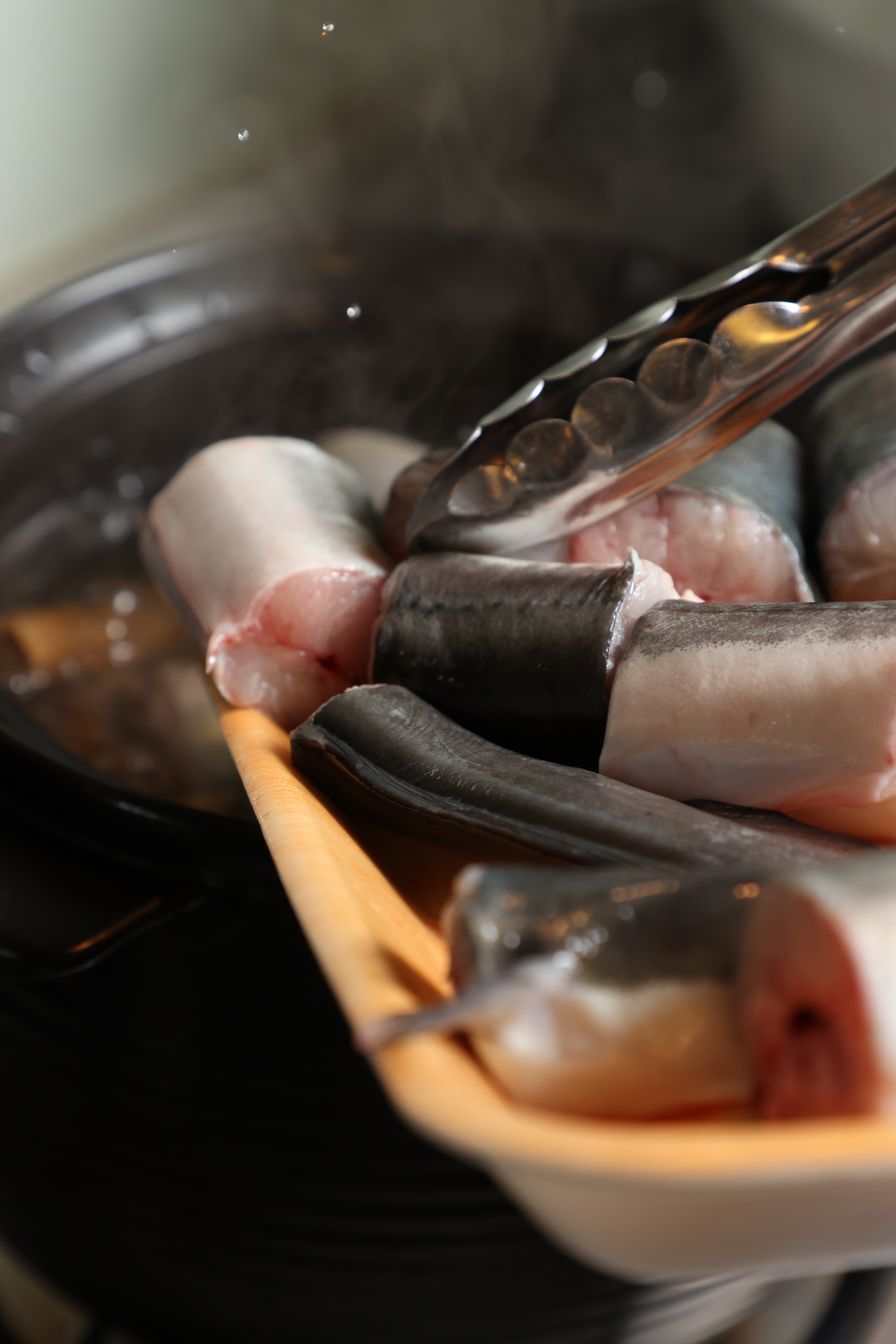 將切段的鰻魚放入鍋中。