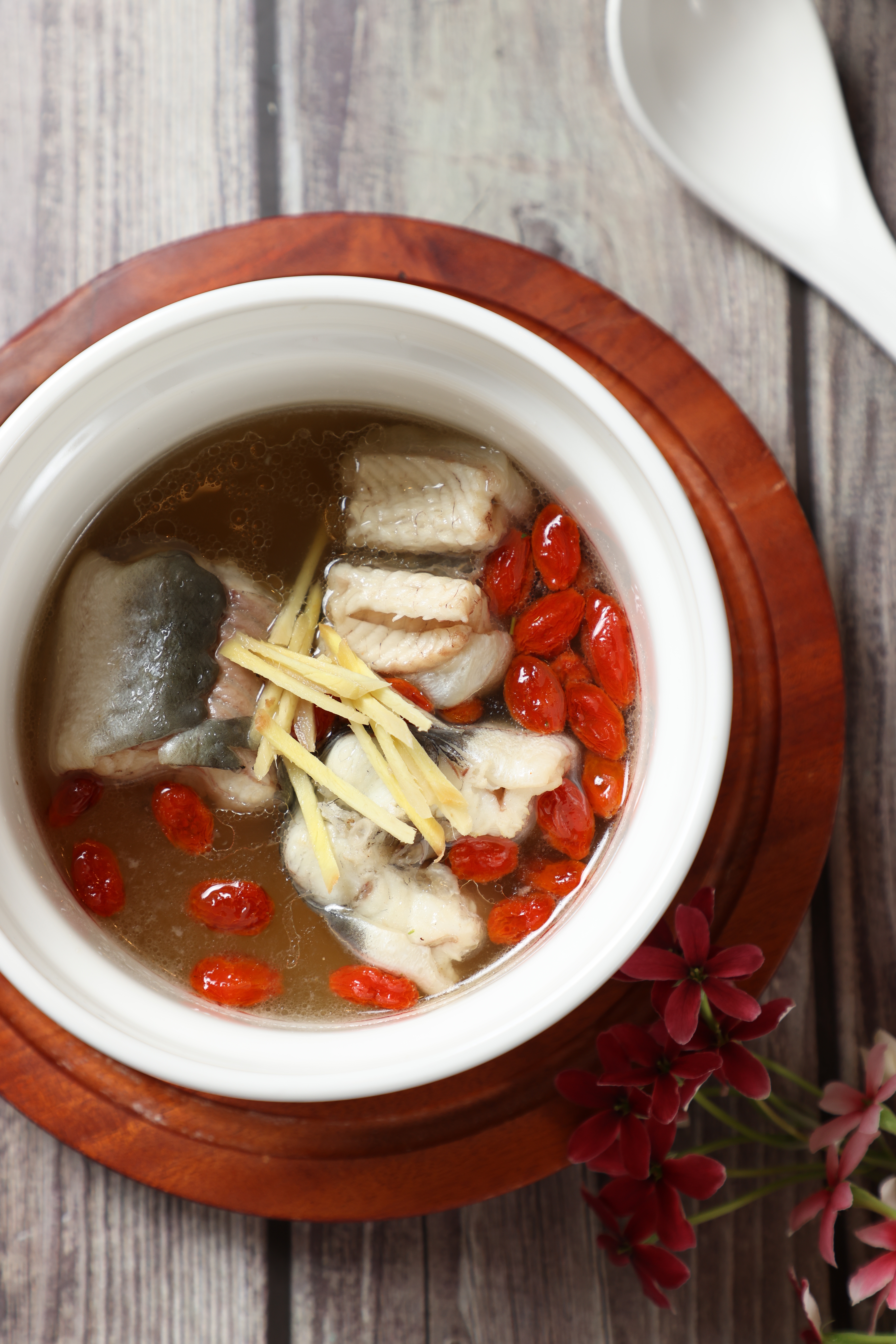 藥膳鰻魚鮮甜美味。
