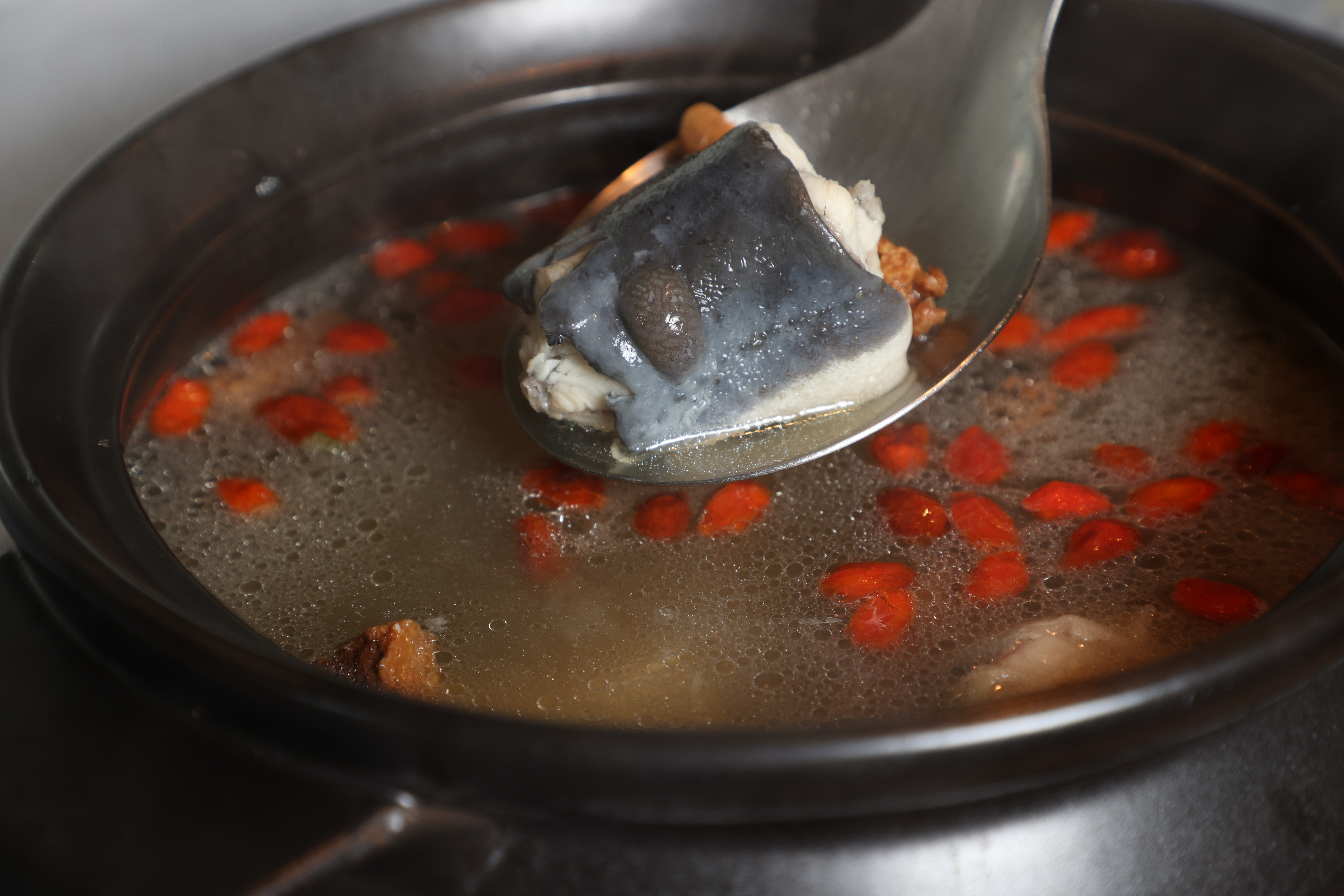 藥膳鰻魚好了。