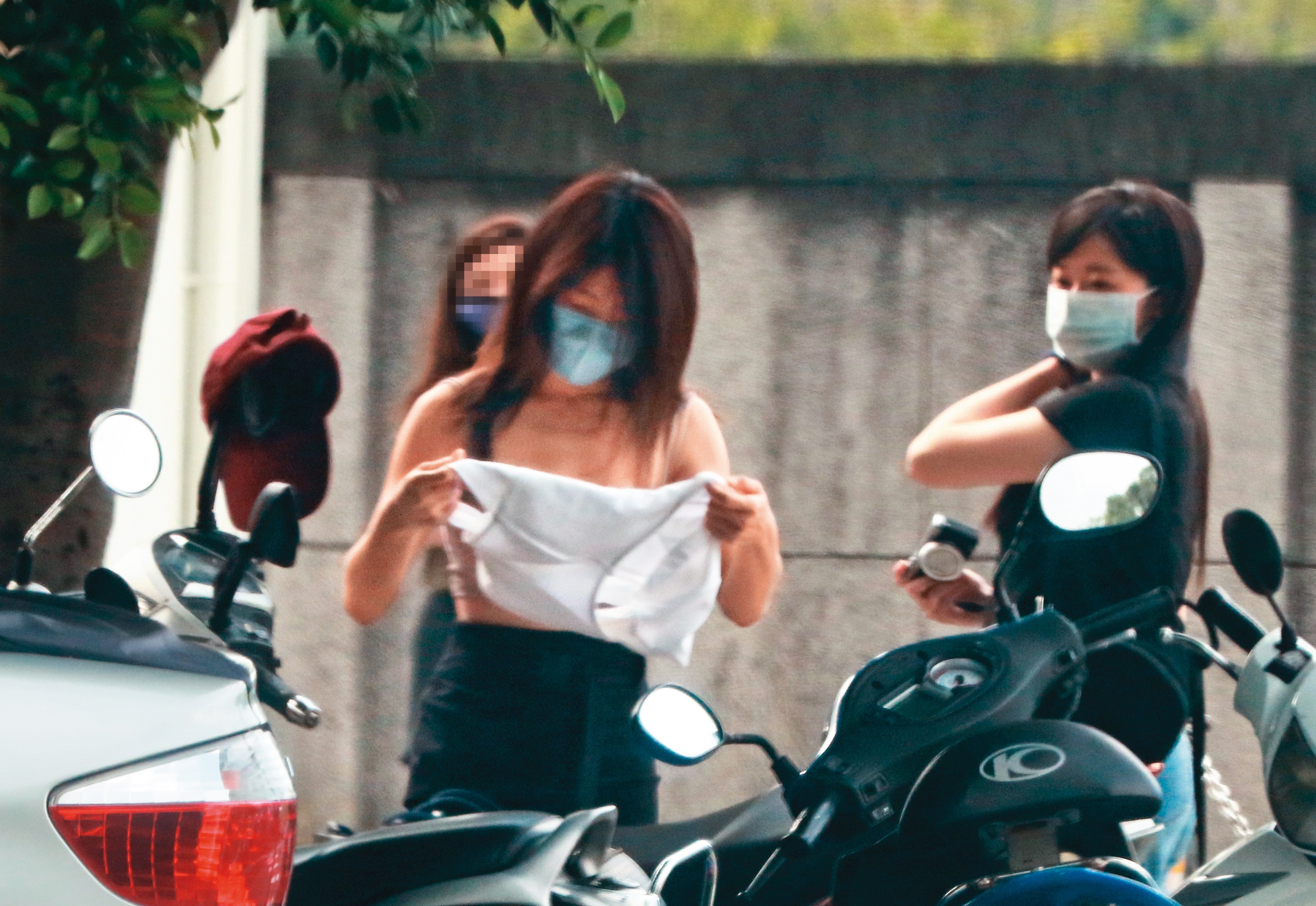 9月21日14：32，準備為自家服裝拍宣傳照的她，直接在路邊脫下外衣，大方露出裸色小可愛。