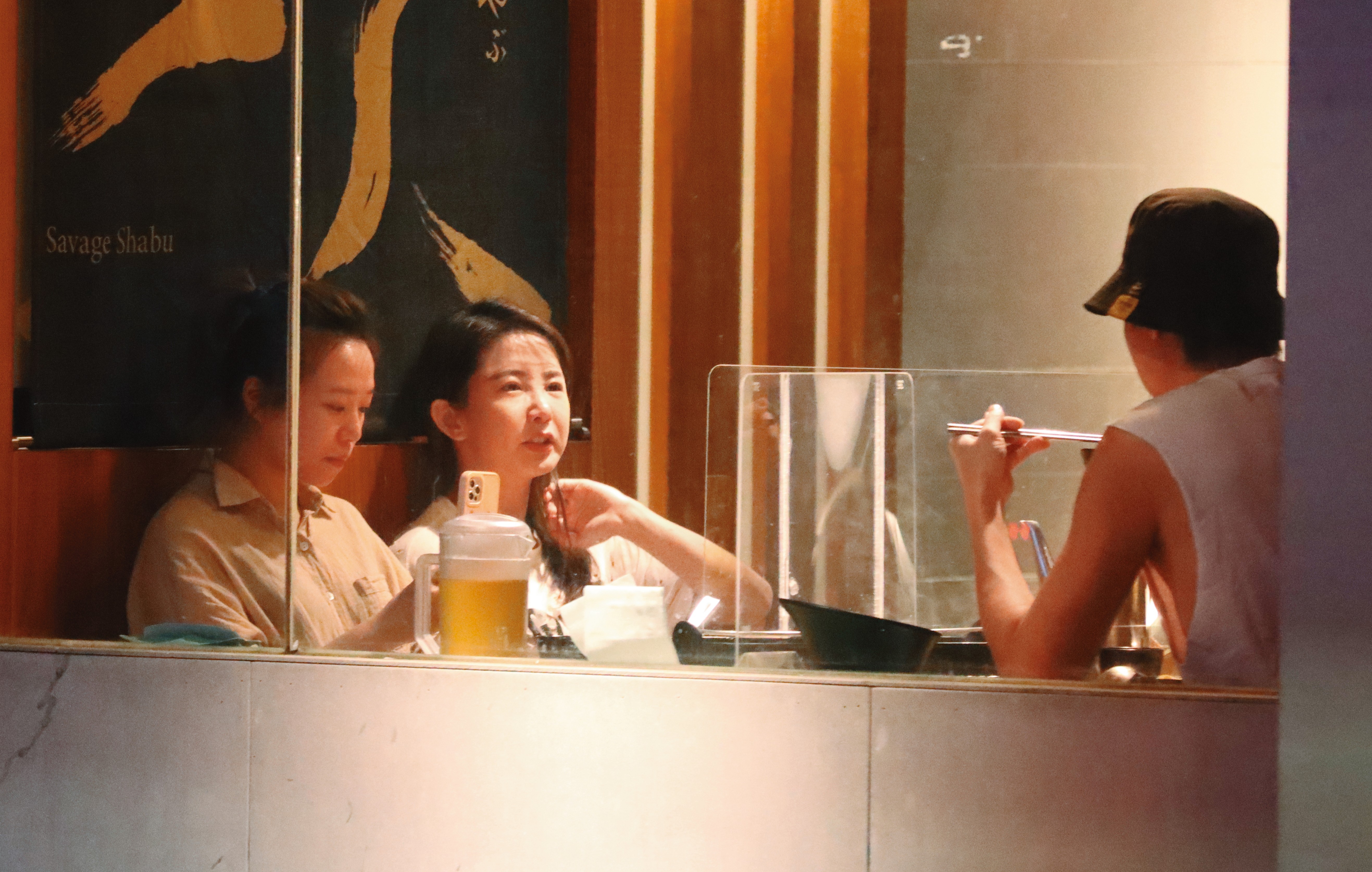 9月21日01：49，除了忙著演藝事業與服裝品牌，瑤瑤（中）抽空還當了一對分手男女的電燈泡，他們是茵聲（左）與劉書宏（中）。