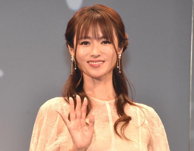 深田恭子昨出席電影宣傳活動，明顯消瘦且氣色並未完全恢復正常。（網路圖片）