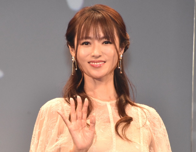 深田恭子昨出席電影宣傳活動,明顯消瘦且氣色並未完全恢復正常。(網路圖片)