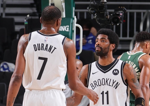 厄文（右）至今還沒施打新冠肺炎疫苗。（翻攝自Brooklyn Nets臉書）