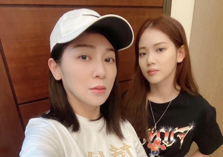 王彩樺(左)最近頻帶大女兒黃于庭(右)上節目。(圖/翻攝自王彩樺臉書)