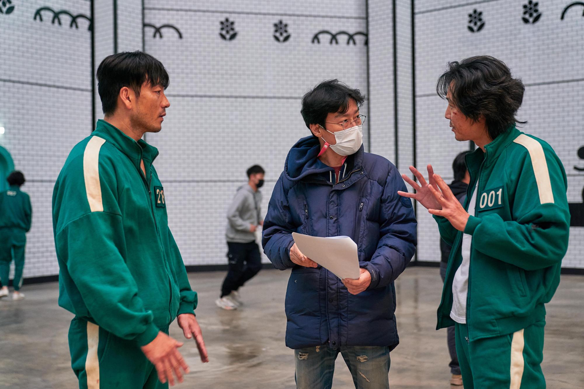黃東赫導演(中)執導的《魷魚遊戲》上架後受全球矚目。(Netflix提供)