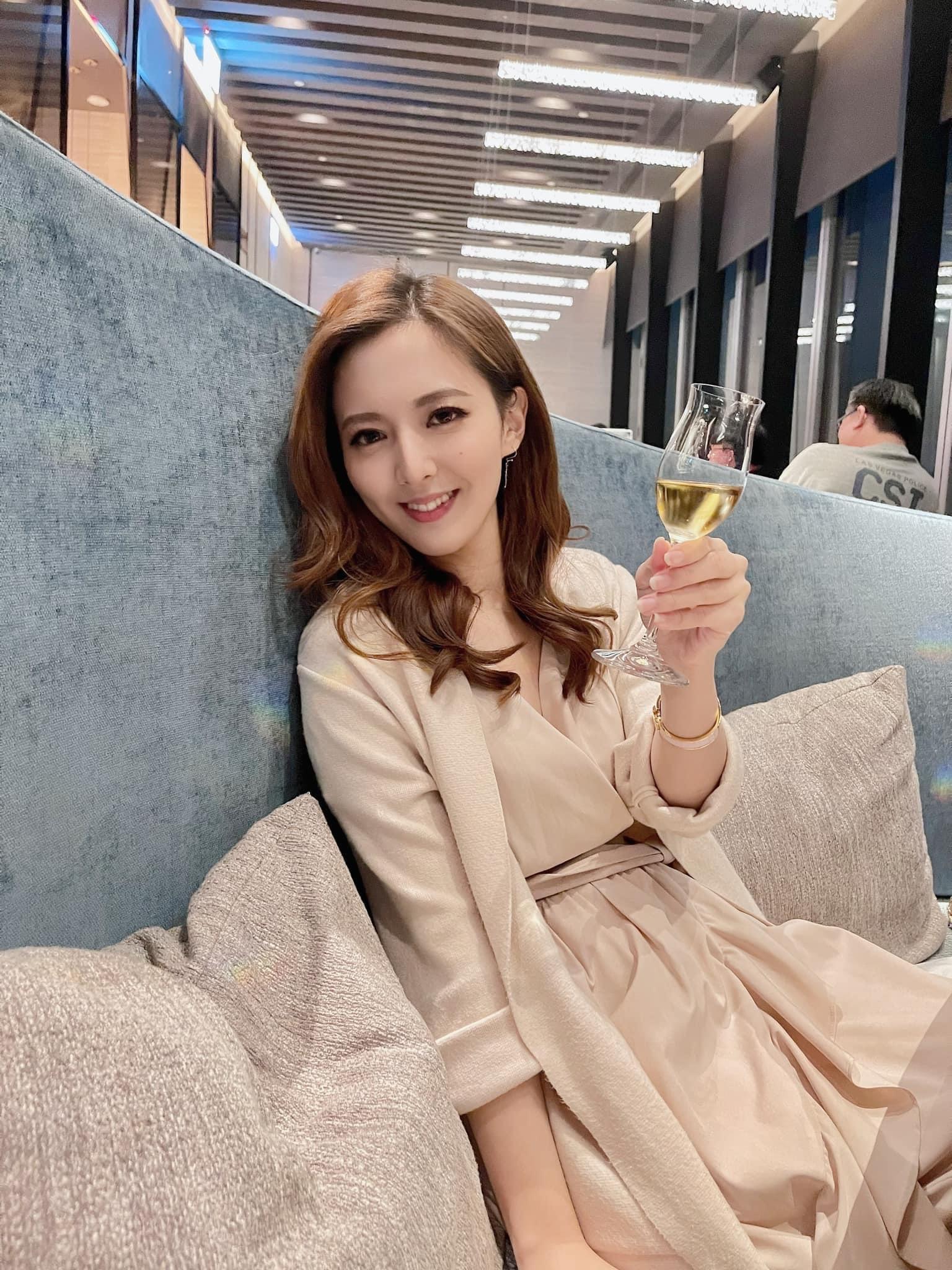房業涵如今不僅有「最正主播」稱號,還多了個「最美學霸」稱號。(圖/翻攝自房業涵臉書)