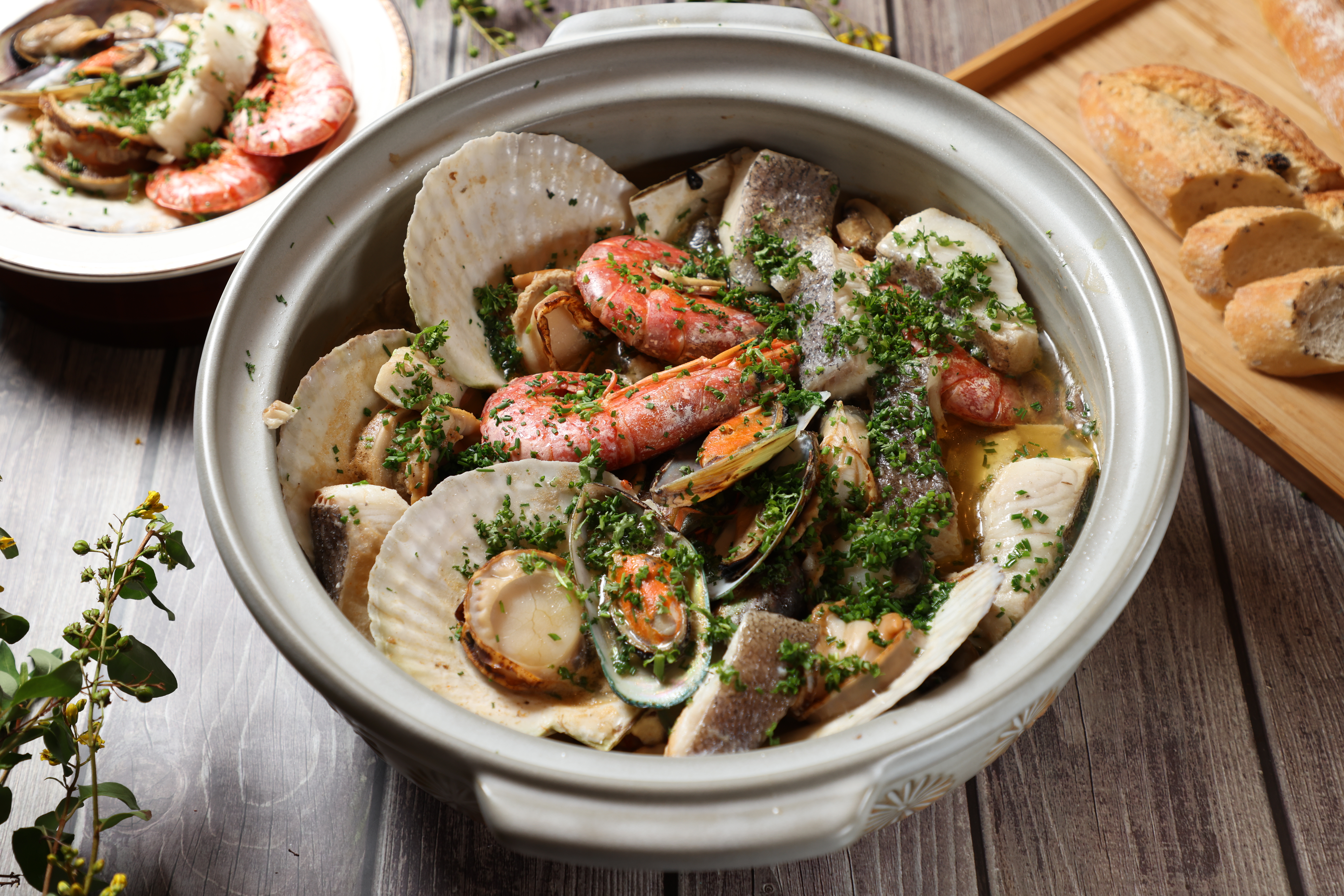 30多年前，我在巴黎歪打正著點了這道諾曼第地區的名菜，自己取名為「巴黎盧昂奶油扇貝海鮮鍋」。