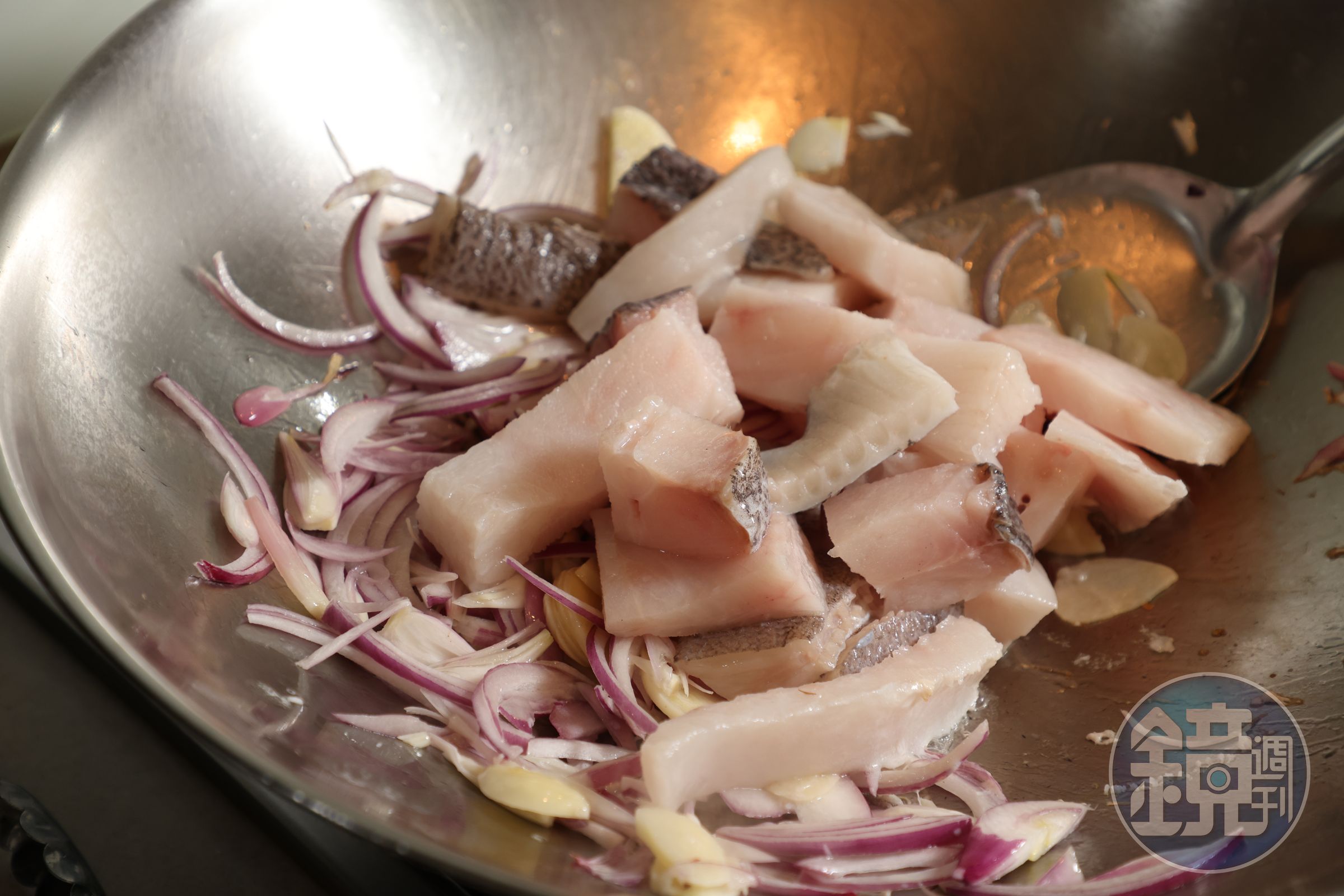 炒辛香料和魚骨。