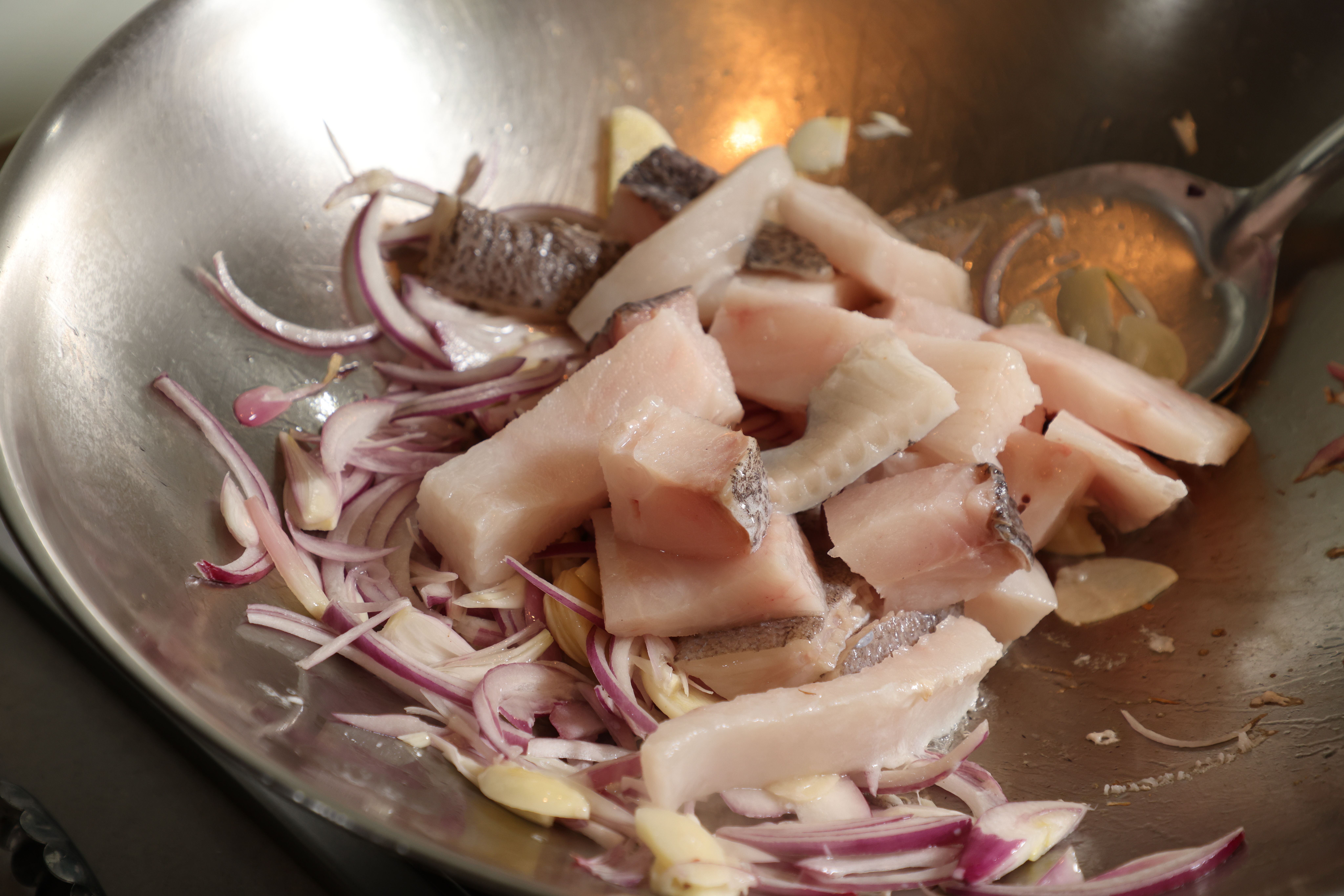 炒辛香料和魚骨。