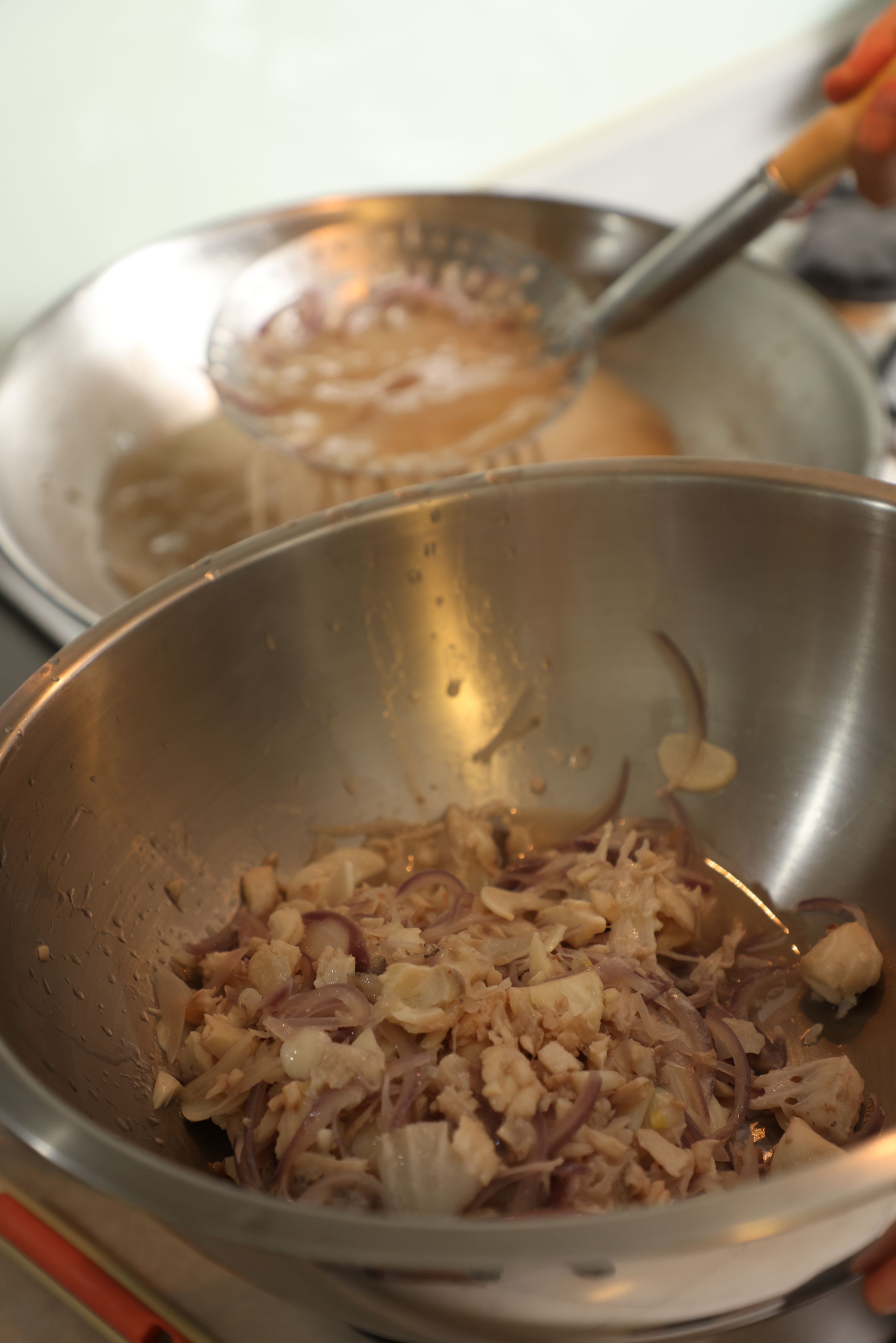 撈起魚骨、蔬菜渣。