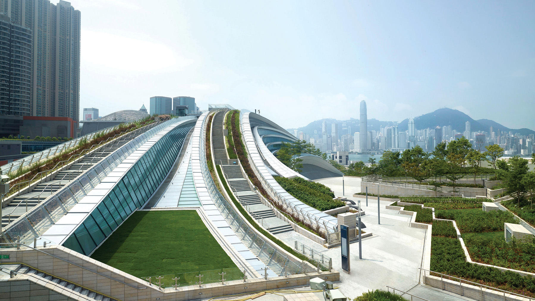 踏上天空走廊的天梯,就能眺望西九文化區全景。(香港旅遊發展局提供)