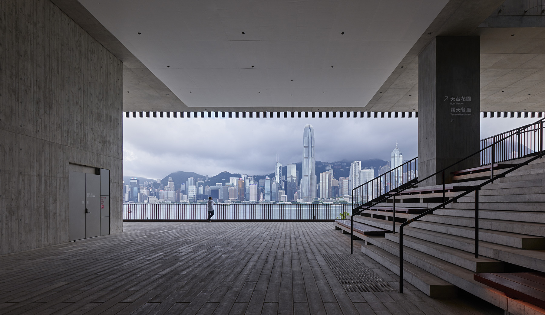 從建築下方可通往觀海長廊。(Herzog _ de Meuron提供)