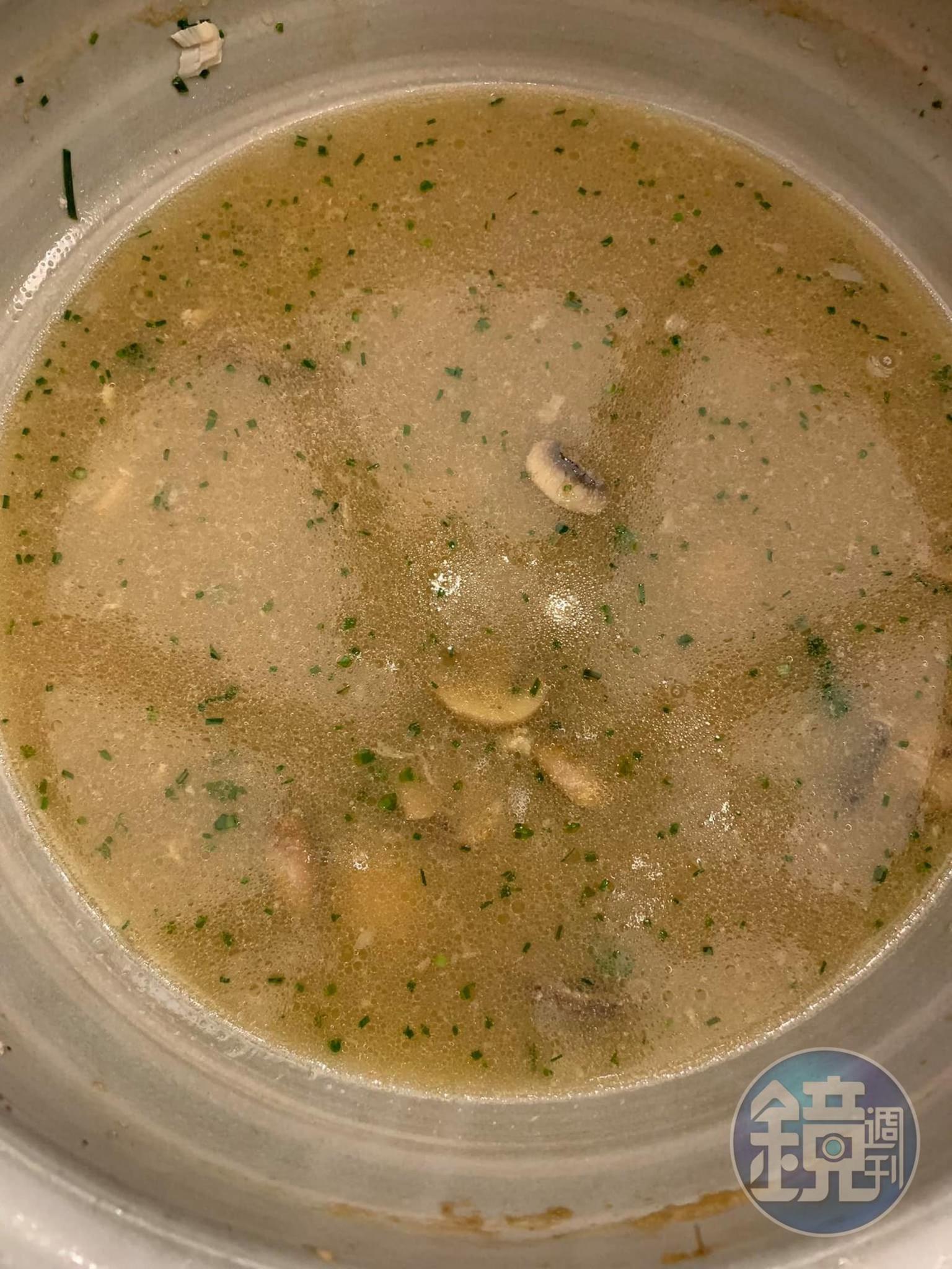 巴黎盧昂奶油海鮮鍋很受兒子們喜愛，喜愛的結果是清光，小兒子說醬汁留一點下來，他要做義大利麵，感覺很合。