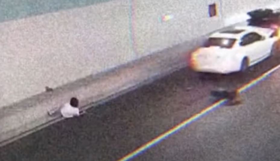 年僅12歲的女兒，目睹媽媽被後方車輛撞上，當場慘死。（翻攝Youtube）