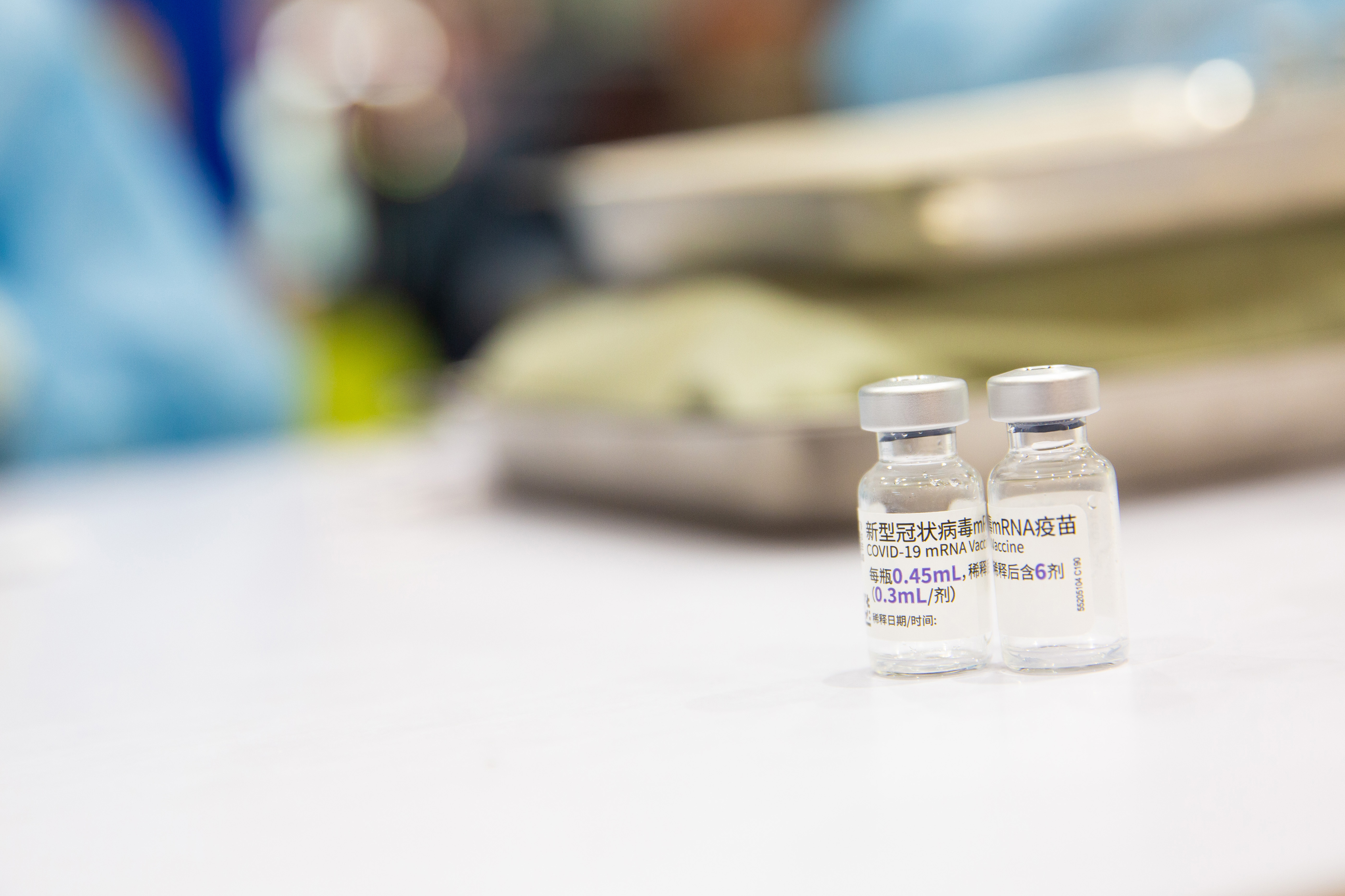 BNT疫苗瓶身寫著「稀釋後含6劑」。