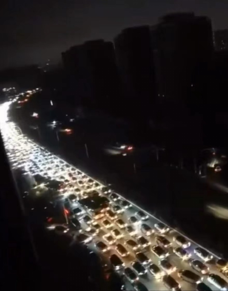 中國多地限電,一名網友更表示,路上沒有路燈,道路駕駛都靠車燈來照明。(翻攝自南方都市報)