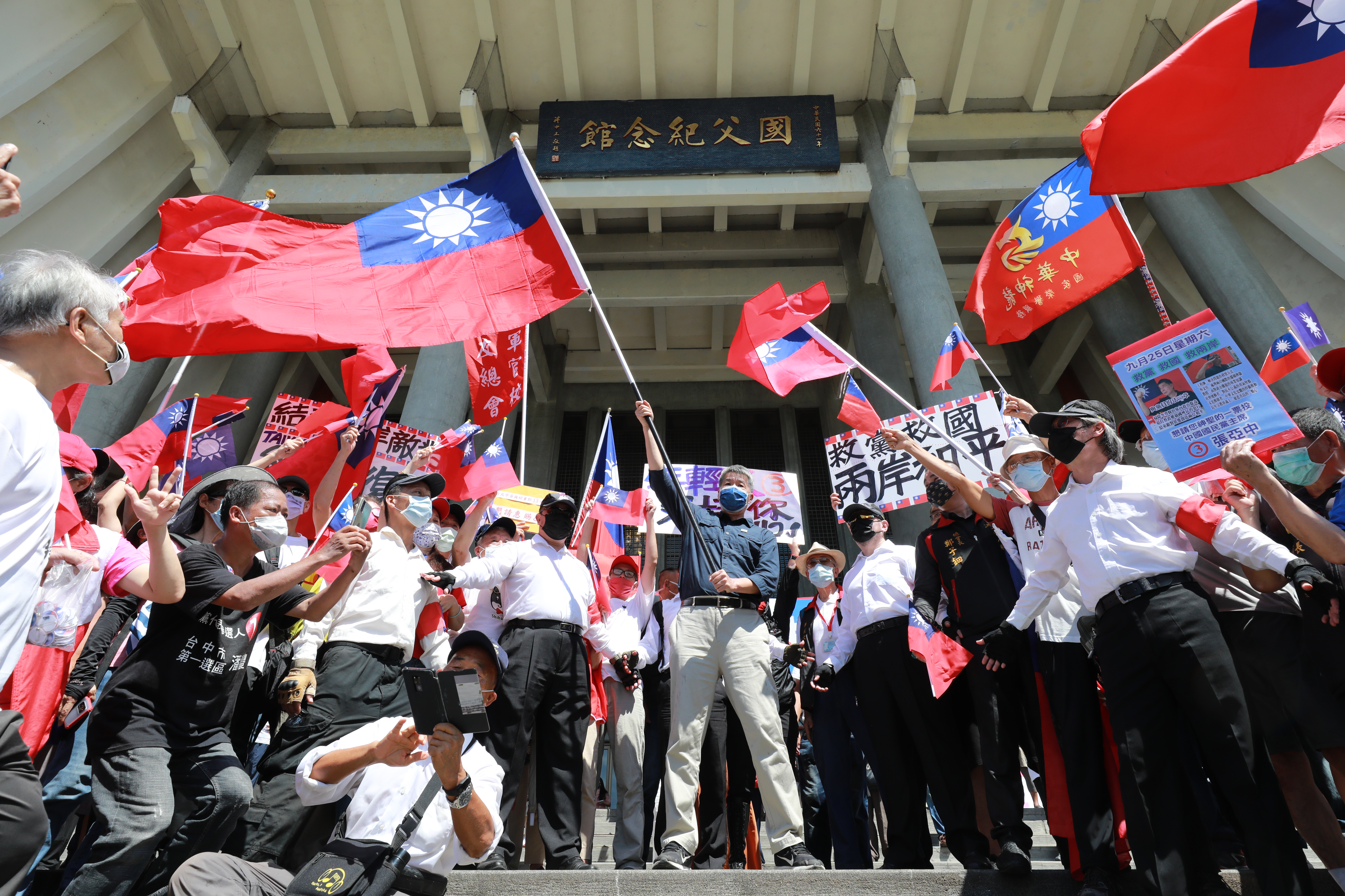張亞中於國父紀念館前揮舞青天白日旗，召喚黨魂。