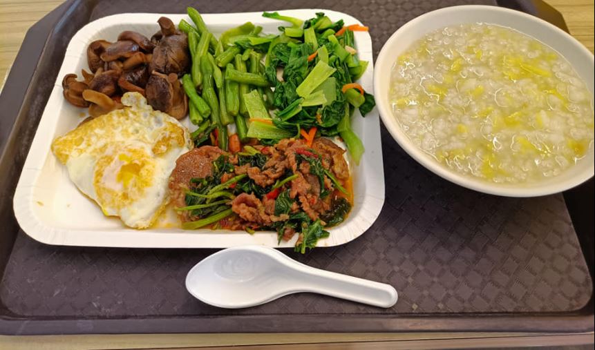 原PO吃清粥小菜夾了3菜1肉，外加1個荷包蛋與1碗粥，最後結算總共要125元，讓她認為自己被當盤子了。（翻攝「爆廢公社公開版」）