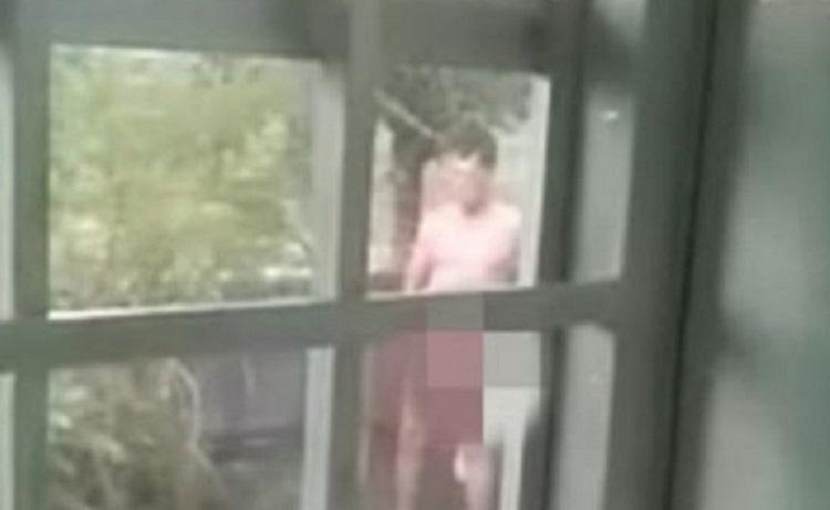 馬來西亞有一名大叔不斷對女鄰居暴露下體，還把玩生殖器，讓女鄰居嚇到報警。（翻攝中國報）