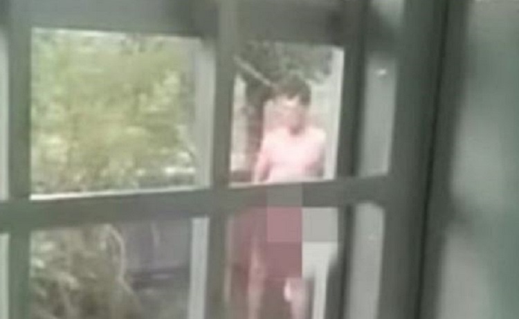 馬來西亞有一名大叔不斷對女鄰居暴露下體，還把玩生殖器，讓女鄰居嚇到報警。（翻攝中國報）