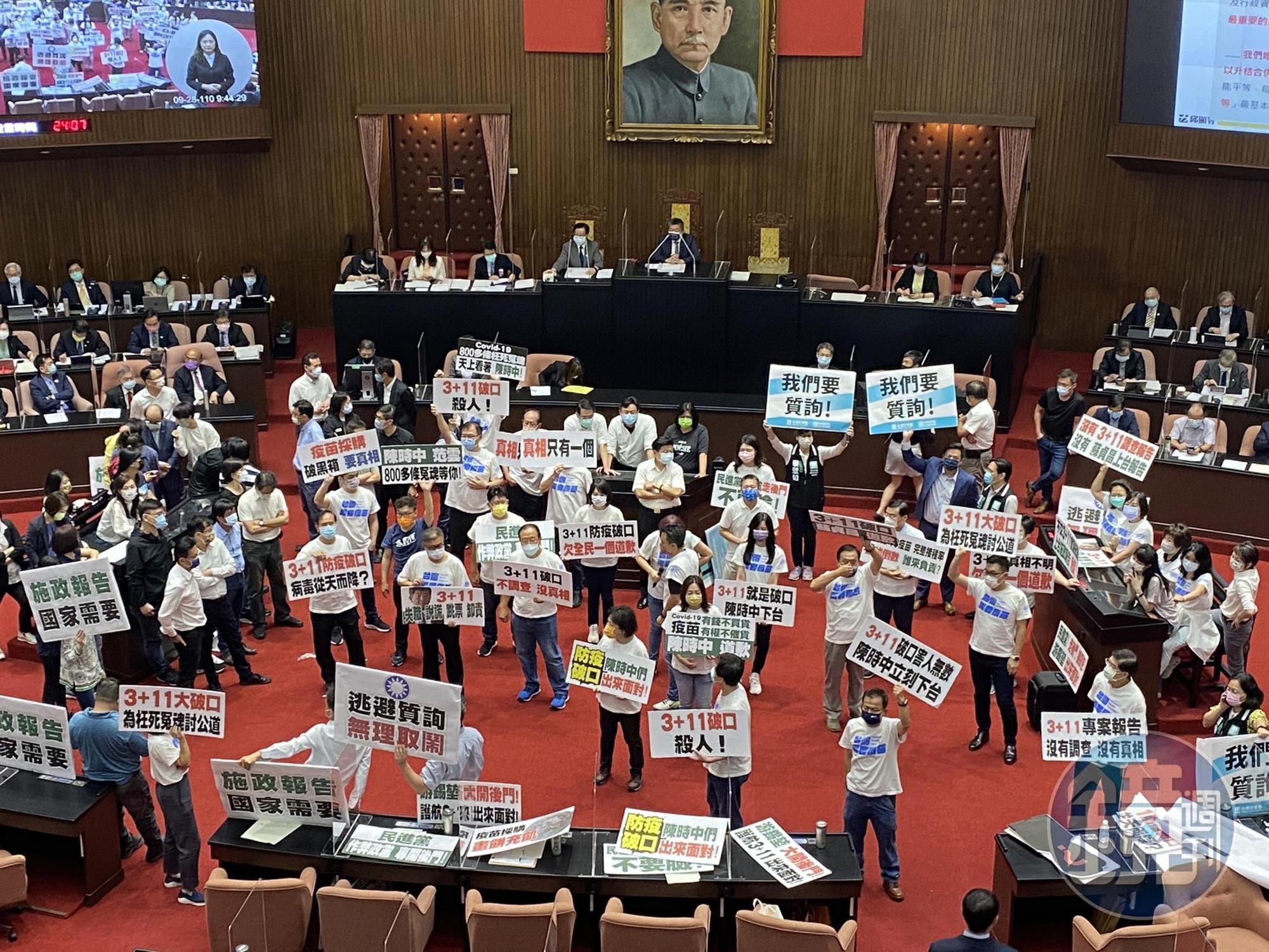 在藍綠混戰中,民眾黨立委夾縫中要求「我們要質詢」。