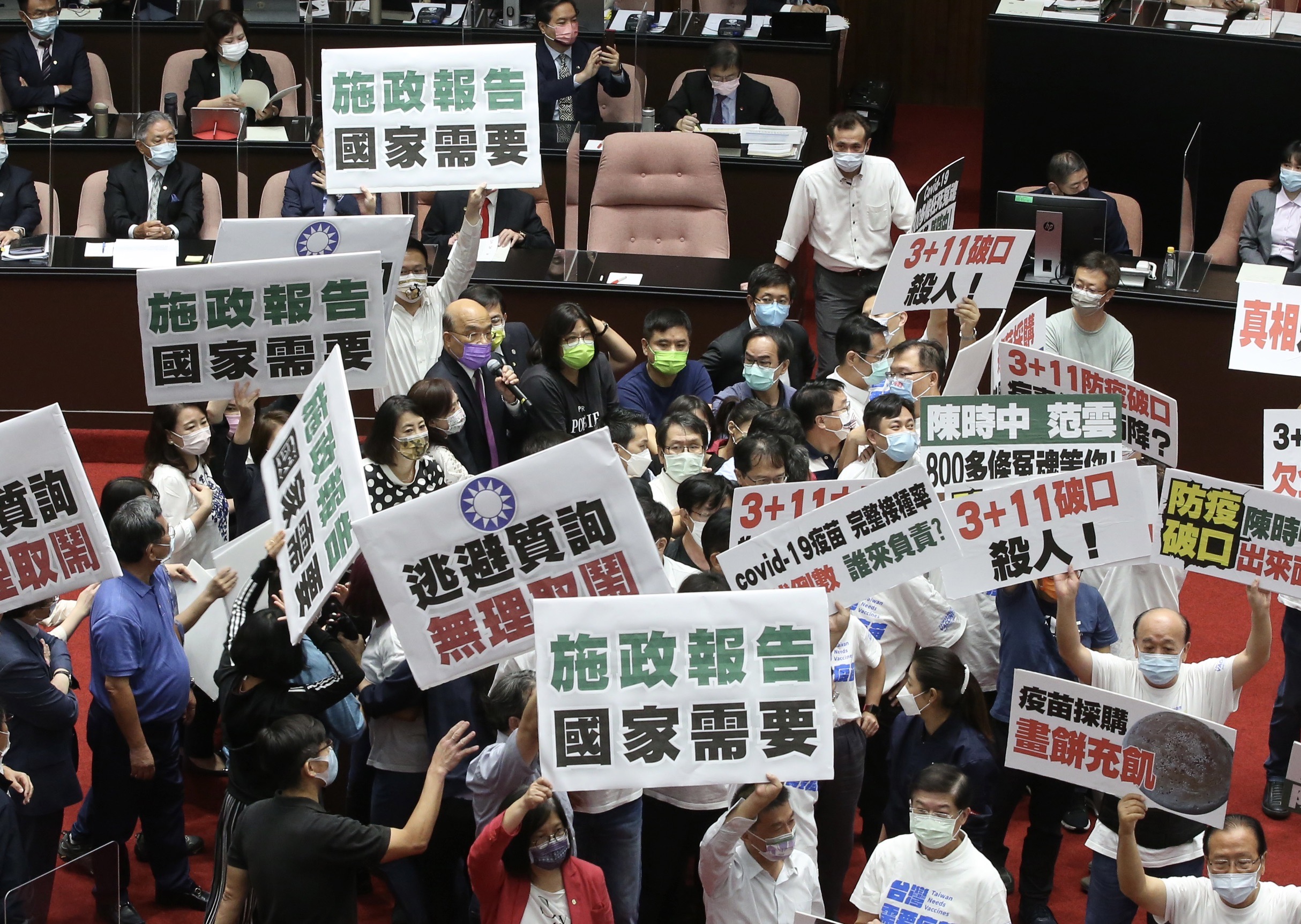 蘇貞昌在混戰中走上發言台，吼出57字的超簡短「施政報告」。
