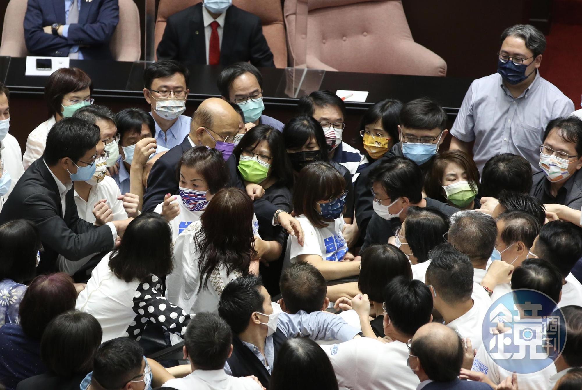 國民黨團再度杯葛蘇貞昌上台報告,藍綠立委爆發肢體衝突。