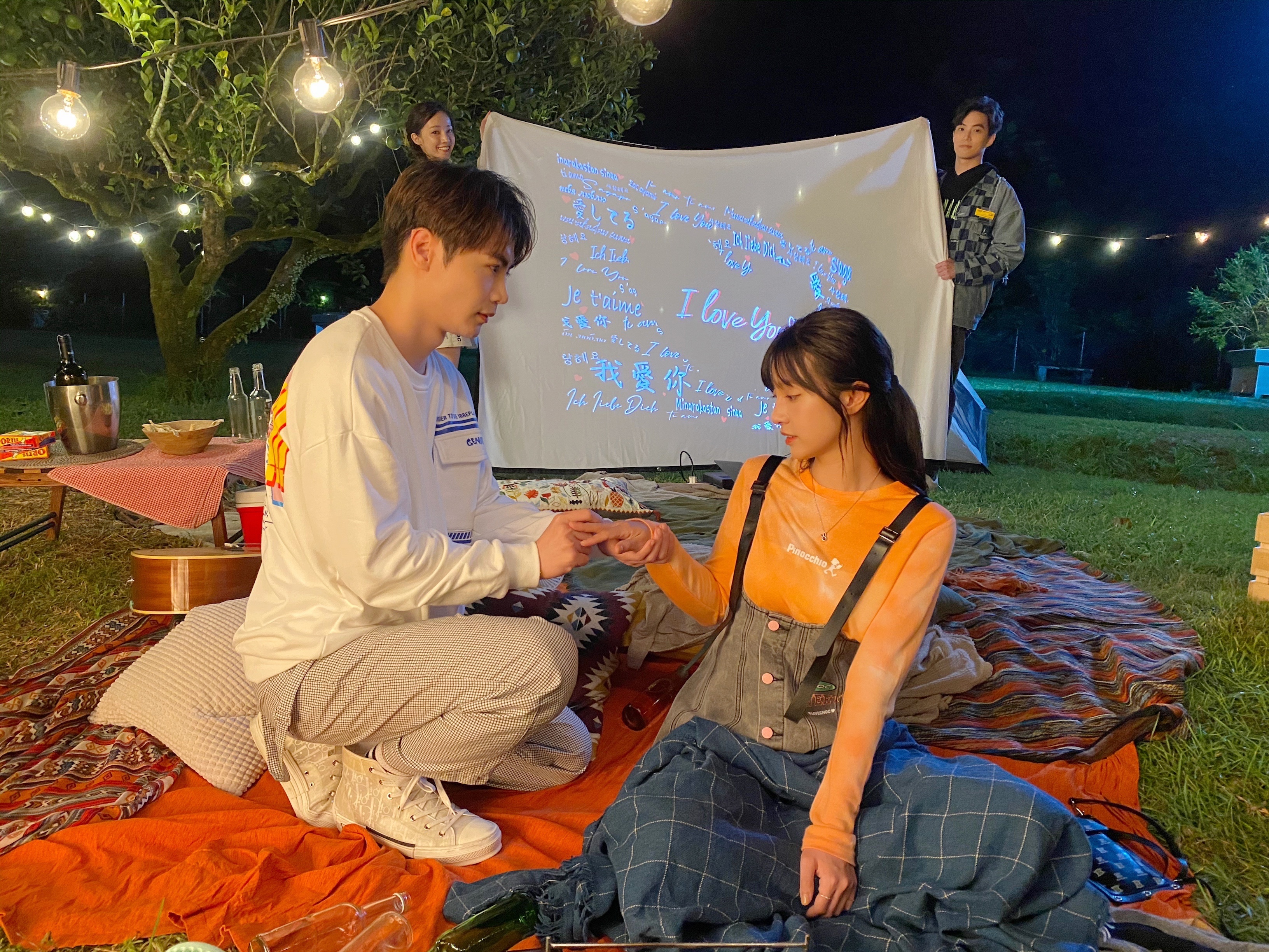 古曜威向陳敬宣下跪求婚，背後布條寫著52種我愛你。（單純夢想文創事業提供）