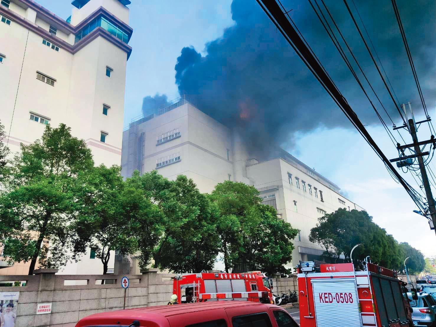 去年底印刷電路板大廠欣興發生大火，股價出現非理性下跌。（桃園市政府消防局提供）