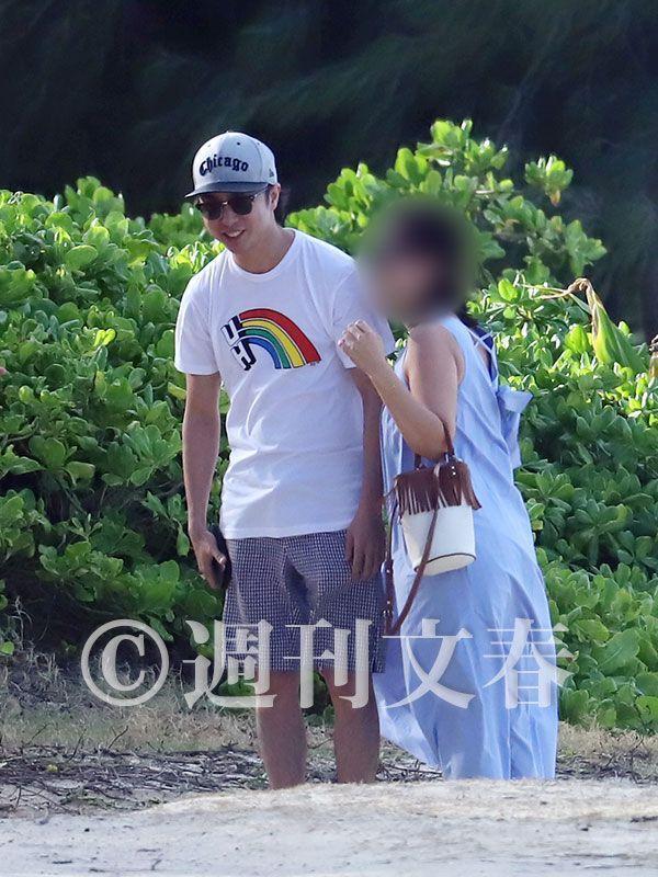 櫻井翔（左）先前和圈外女友去夏威夷旅行就曾被拍到同框。（翻攝自《週刊文春》）