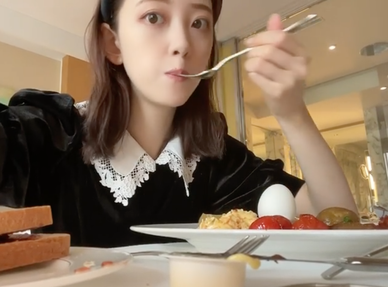 堀未央奈在IG放上享用美食的影片。(翻攝堀未央奈IG)
