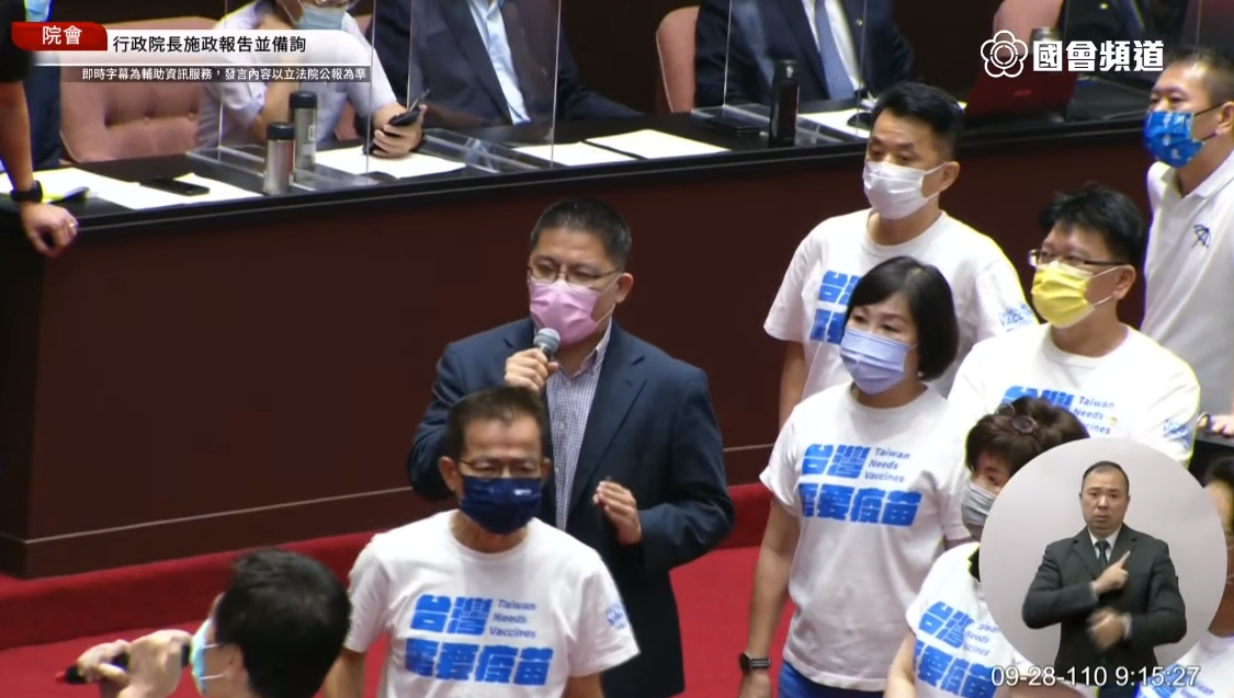 邱顯智堅持要質詢卻被國民黨團嗆「小綠」,讓他忍不住動怒反擊。(翻攝自國會頻道)