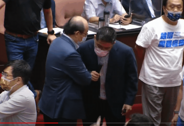 由於場面混亂，柯建銘與賴士葆都上前勸說邱顯智，但他仍堅持質詢是他的權力。（翻攝自國會頻道）