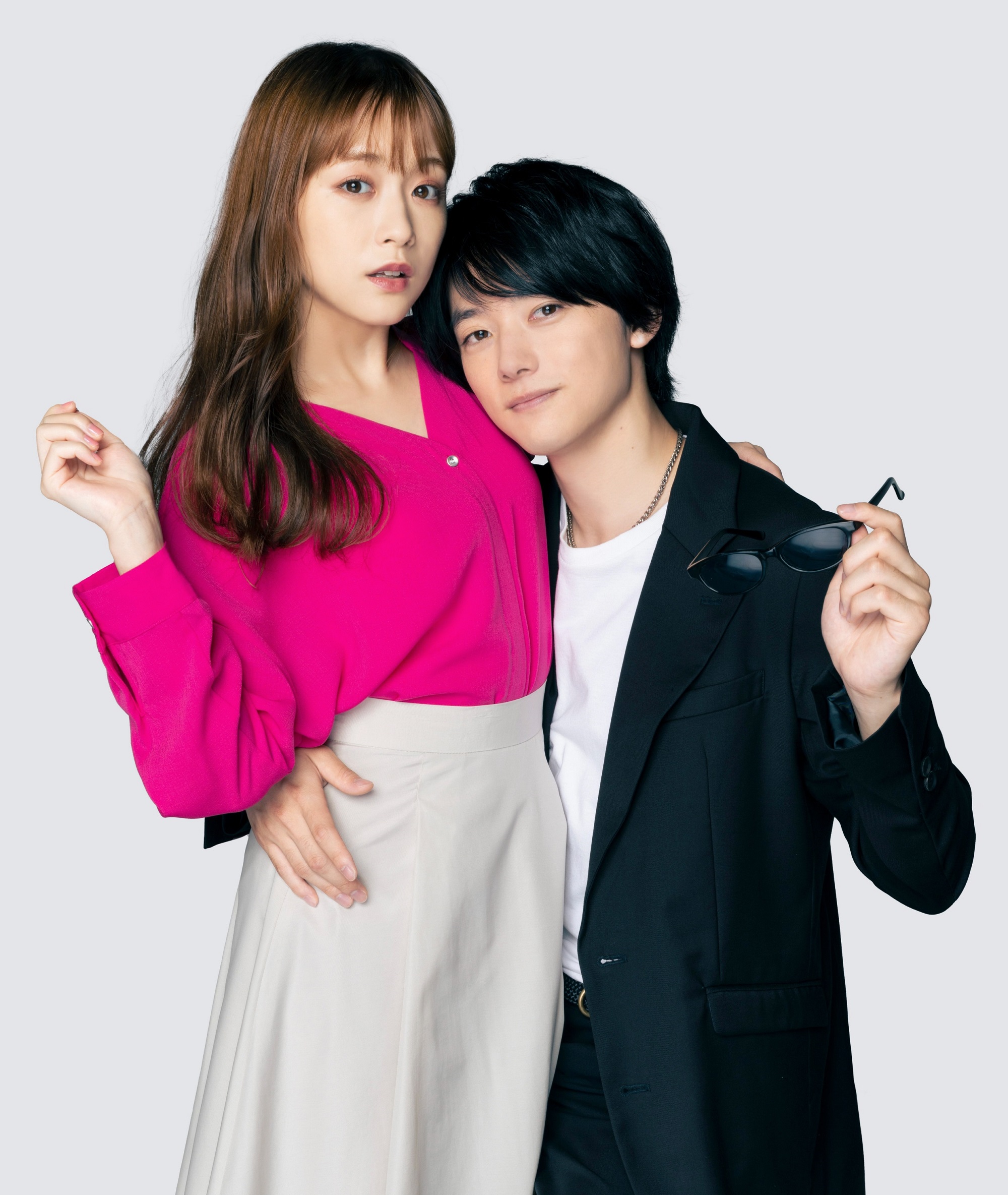 大原櫻子(左)飾演一本正經的經紀人,遇上騙子演員櫻井海音(右)譜出不一樣的職場戀曲。(車庫娛樂提供)