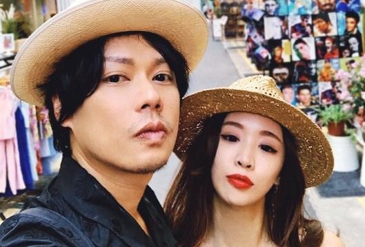李佑群(左)對於空姐老婆主動幫忙公司的事相當感動。(幸喜國際提供)