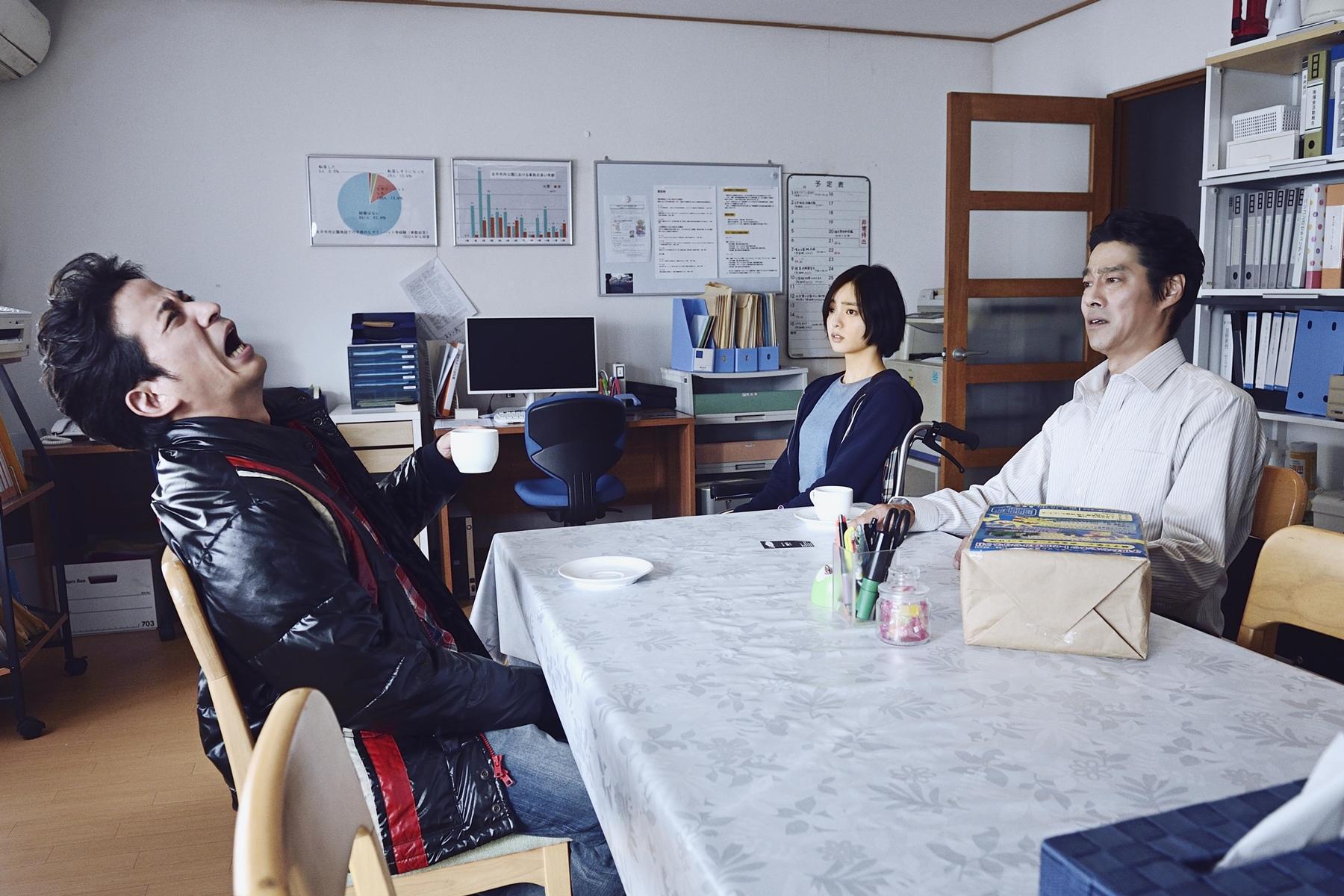 平手友梨奈(中）尊稱岡田准一（左）為師父，右為堤真一。（采昌國際提供）