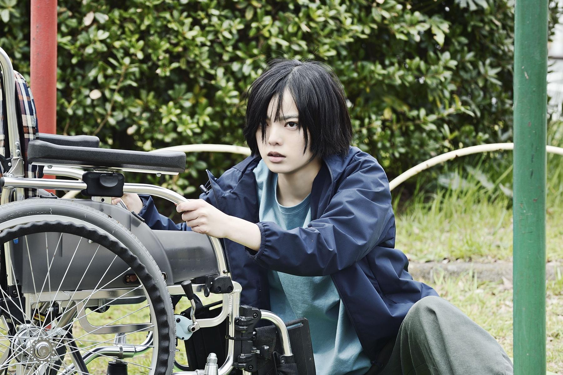 平手友梨奈在《殺手寓言：殺手不殺人》飾演輪椅少女。（采昌國際提供）