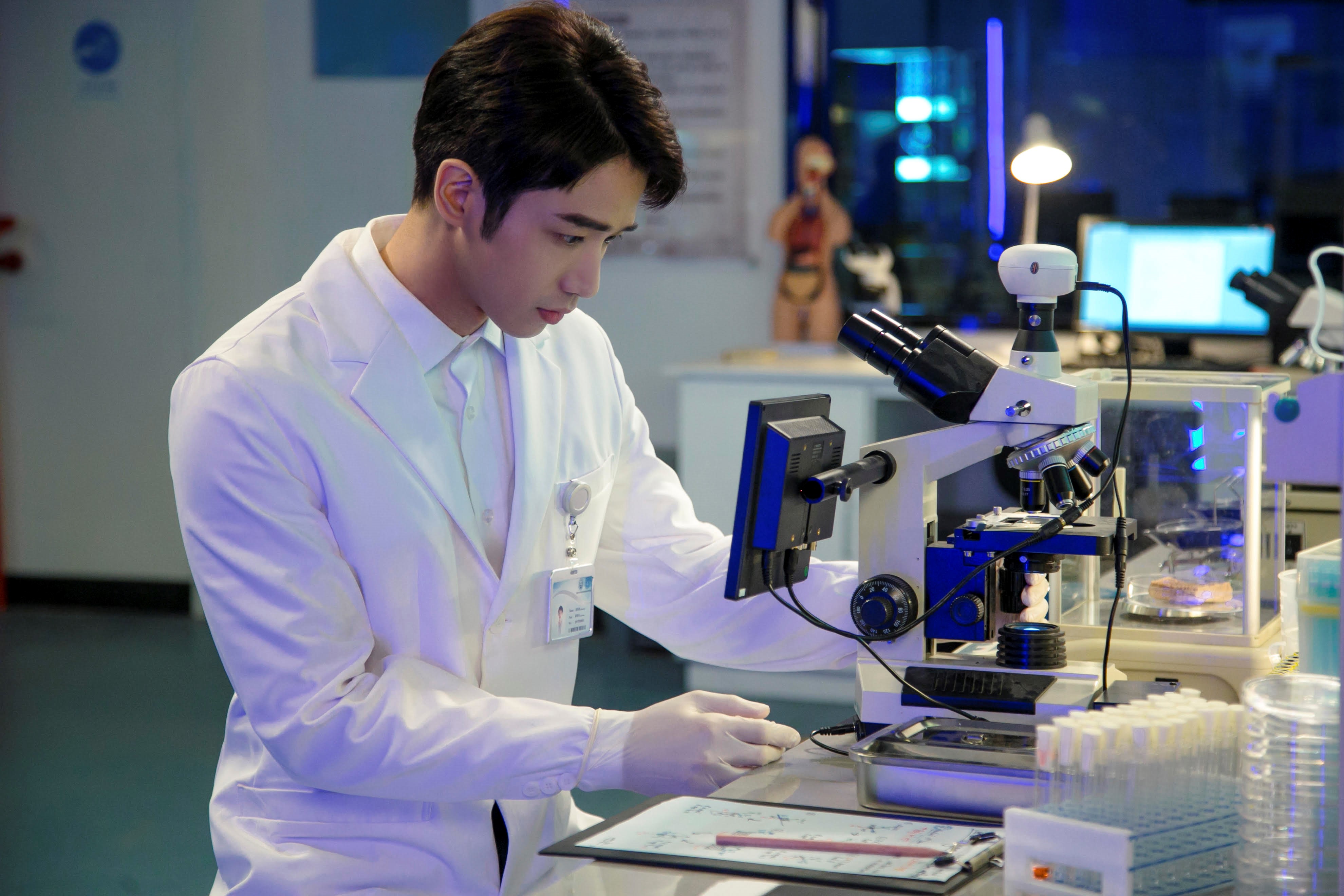 劉以豪為劇中科學家角色，做足相關功課。（劉以豪工作室提供）