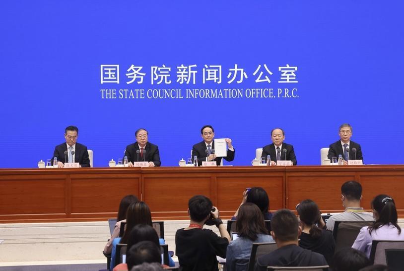 響應習近平所說的「共同富裕」，中國國務院新聞辦公室就發表〈中國的全面小康〉白皮書。（翻攝自中共國防部官網）