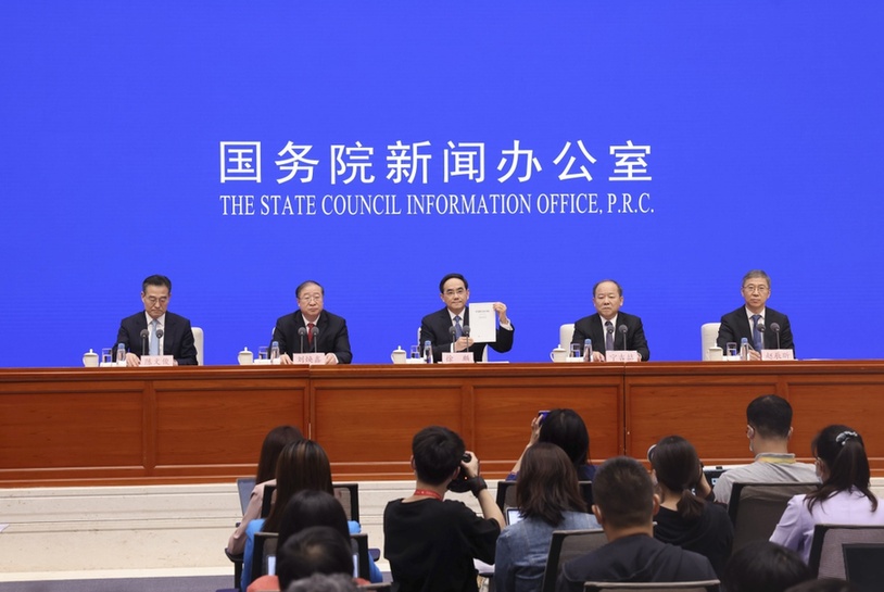 響應習近平所說的「共同富裕」，中國國務院新聞辦公室就發表〈中國的全面小康〉白皮書。（翻攝自中共國防部官網）