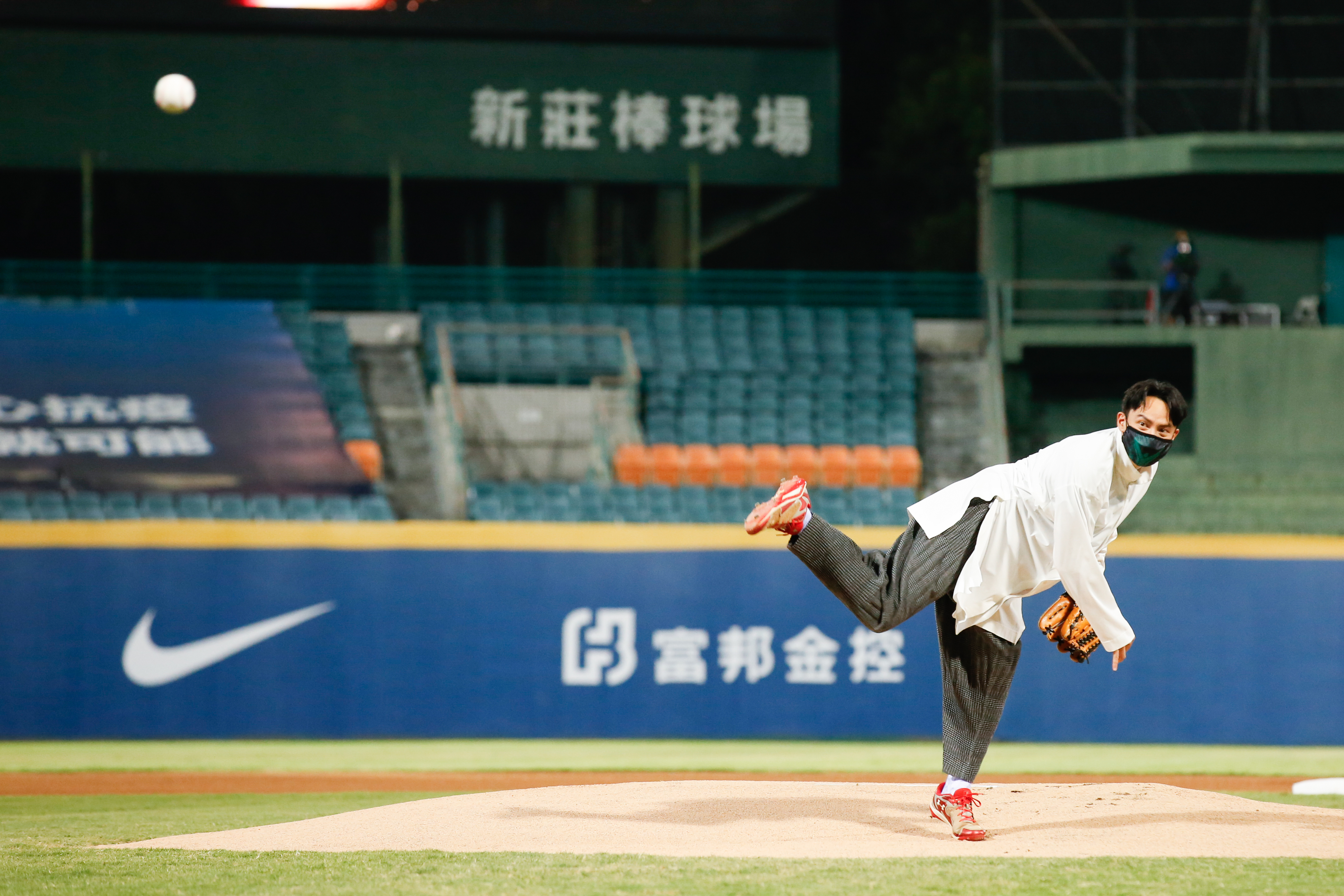 張震應邀為富邦悍將隊開球，姿勢滿分，一記直球漂亮進到捕手的手套，自己也忍不住興奮振臂比讚。