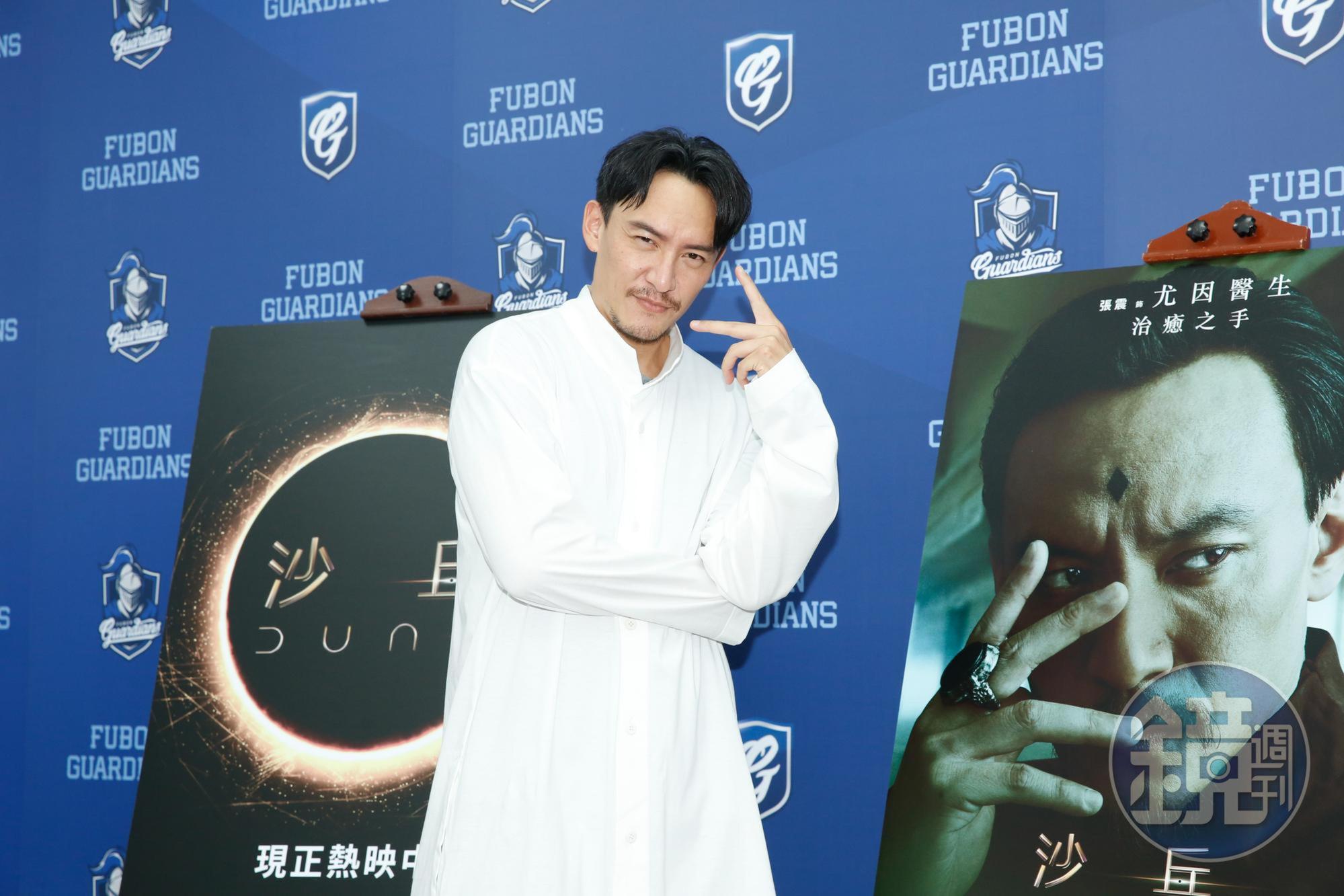 隨和的張震應媒體要求擺出與海報的相同姿勢，他俏皮地擺出趣怪表情。