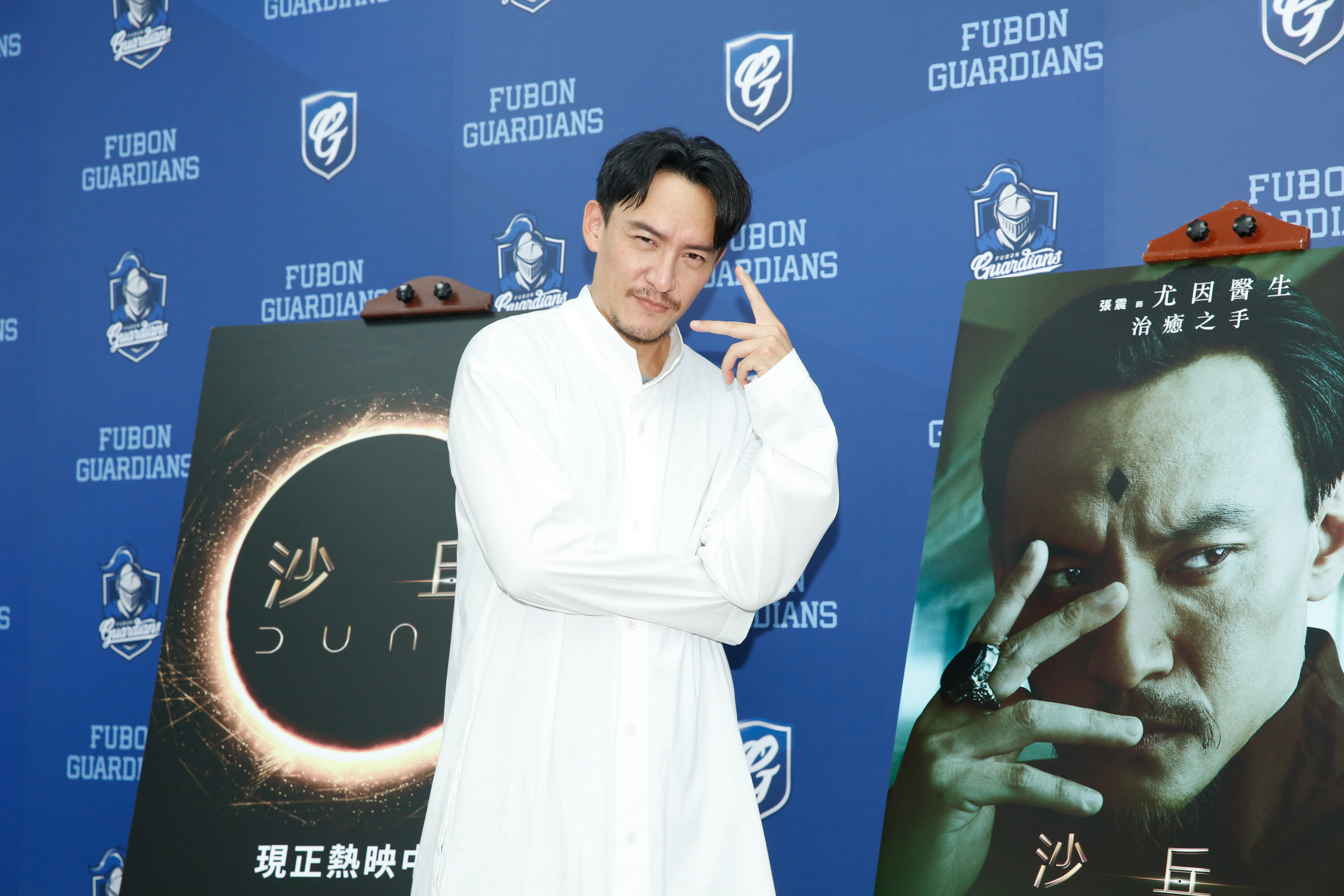 隨和的張震應媒體要求擺出與海報的相同姿勢，他俏皮地擺出趣怪表情。