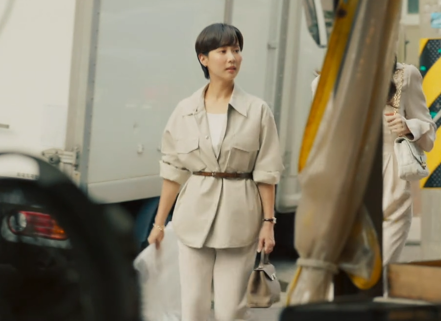 曹如晶在韓劇《HIGH CLASS》（上流謊言）中，手上提著MOYNAT Gaby系列包款。（愛奇藝國際站提供）
