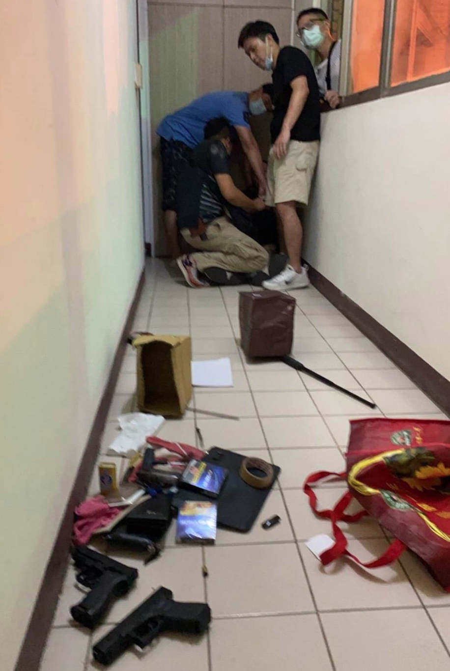 警方在新竹香山一處大樓逮捕正在改造槍枝的吳嫌。(內湖分局提供)