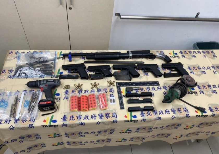 警方起出一把疑似3D列印的槍枝。(內湖分局提供)